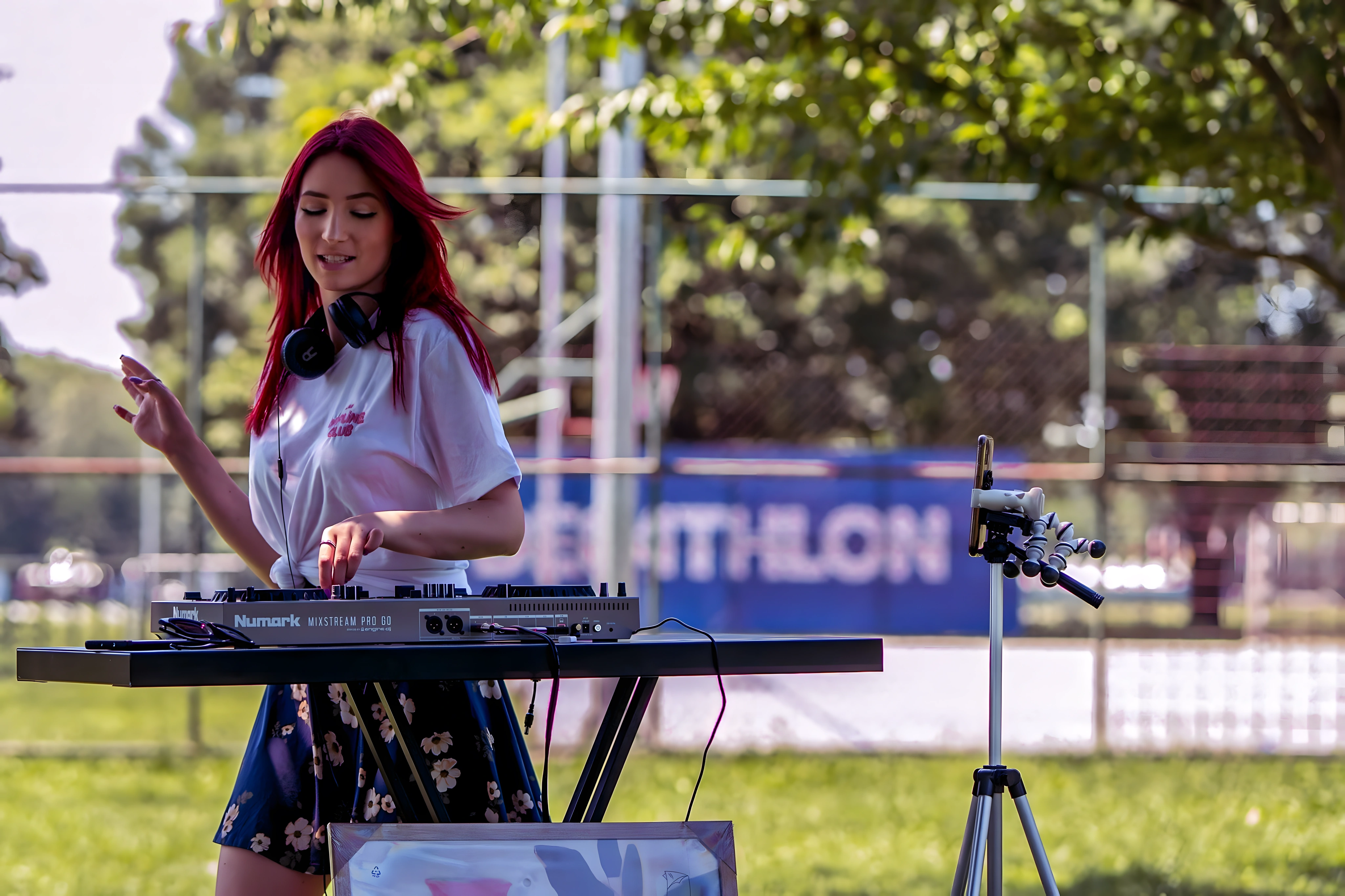 REAVI DJing at Zagreb Offline Events, hands on the controller